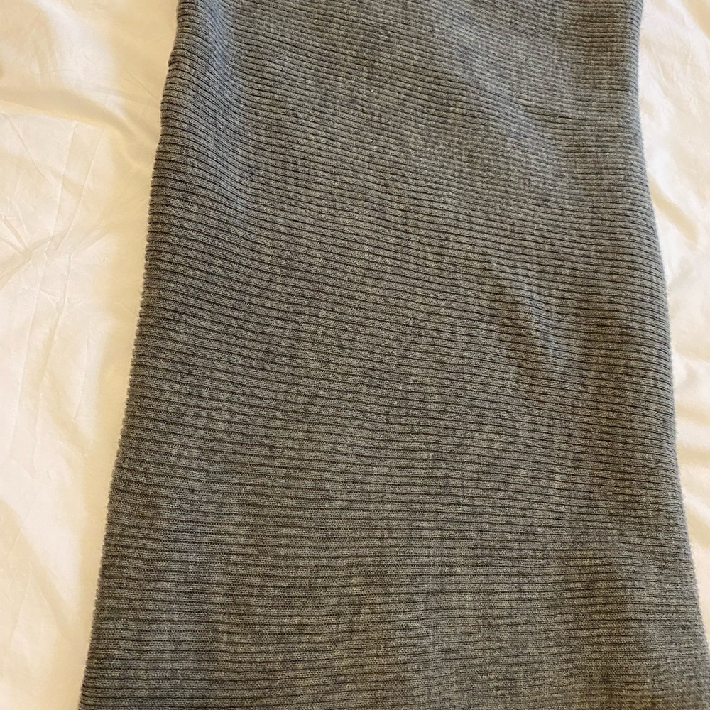 H&M Infinity Gray Scarf 🧣 Soft, Stretchable, and Warm in Ribbed Patterns🧣 - Picture 7 of 11